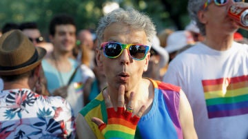 Un hombre celebrando el Orgullo LGTBI
