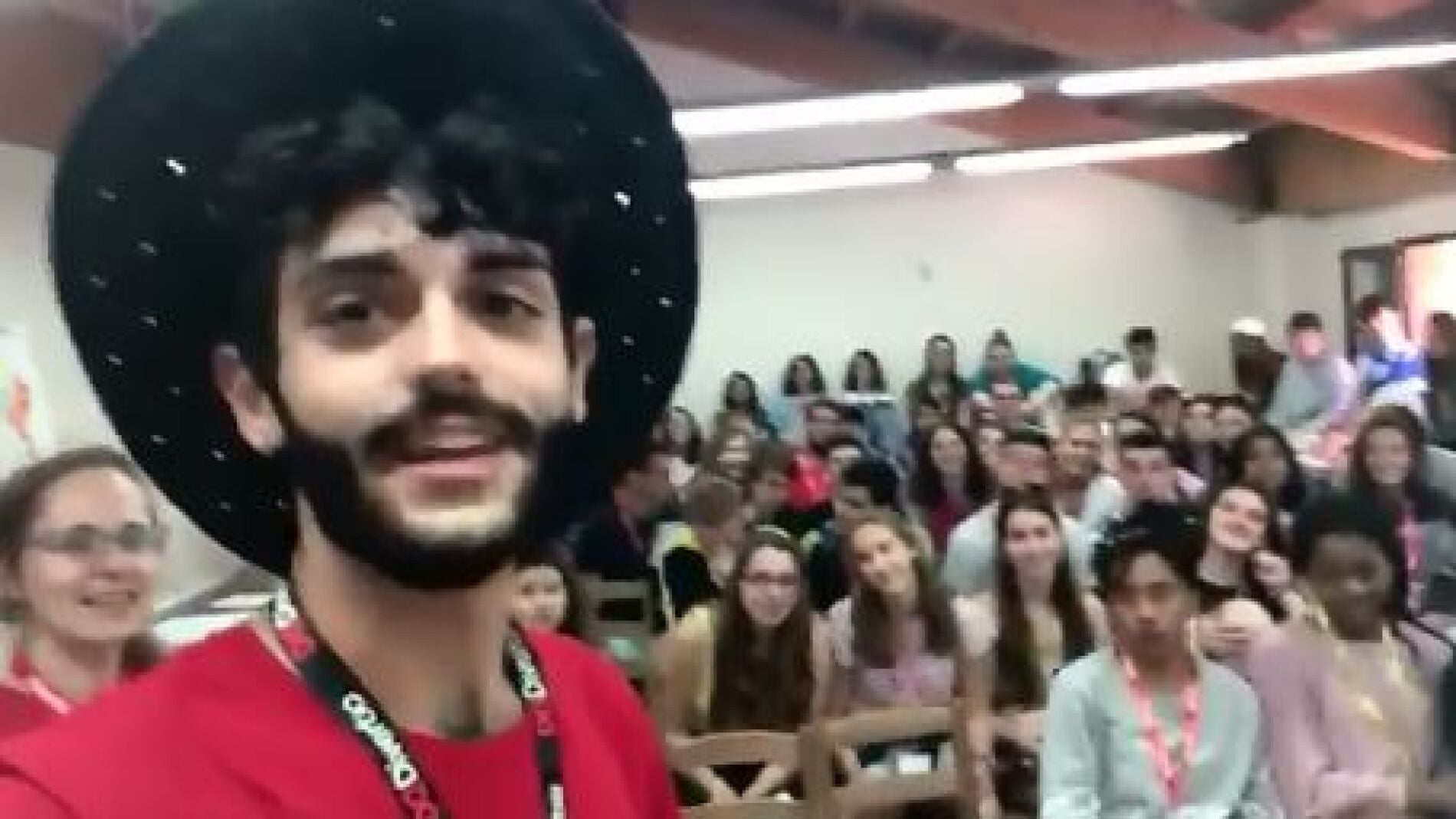 Profesor confesando a sus alumnos que es espa&ntilde;ol