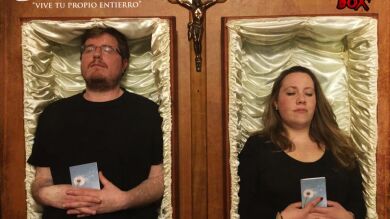 ¿Por qué alguien querría meterse en un ataúd y fingir su propio entierro?