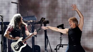 Un parque entero canta éste exito de Bon Jovi junto a un hombre sentando en un banco