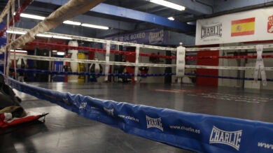 La historia de un hombre que cambia la realidad de los niños de Ghana a través del boxeo