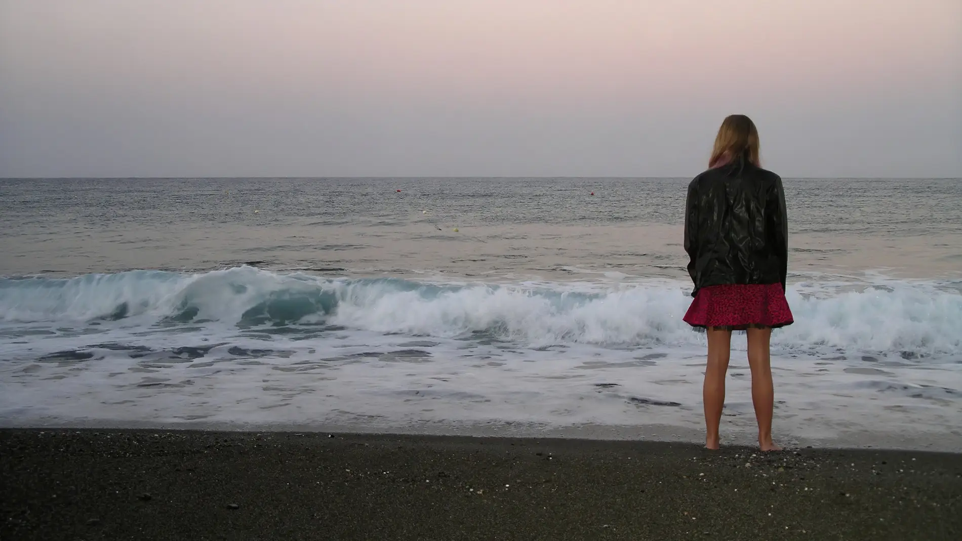 Una mujer sola en la playa