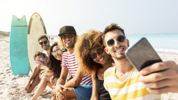 Grupo de amigos en la playa