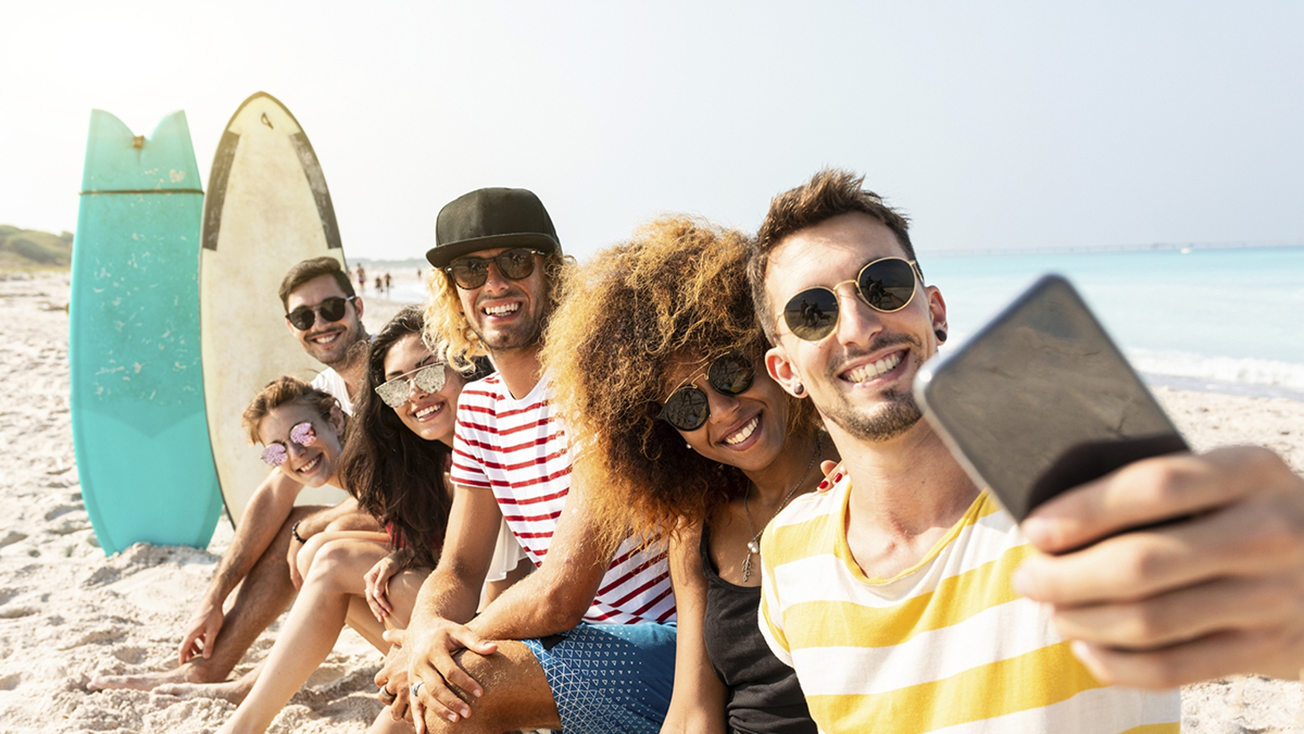 Grupo de amigos en la playa