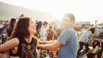 Chico y chica riendo en una fiesta