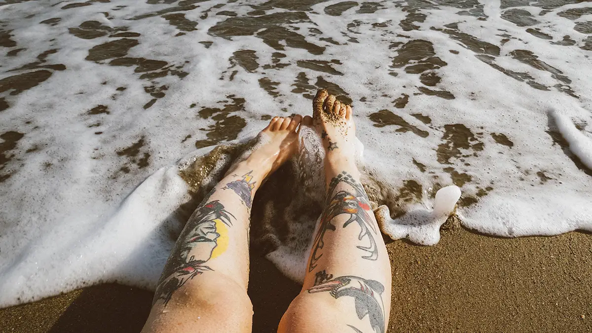 Piernas tatuadas al sol