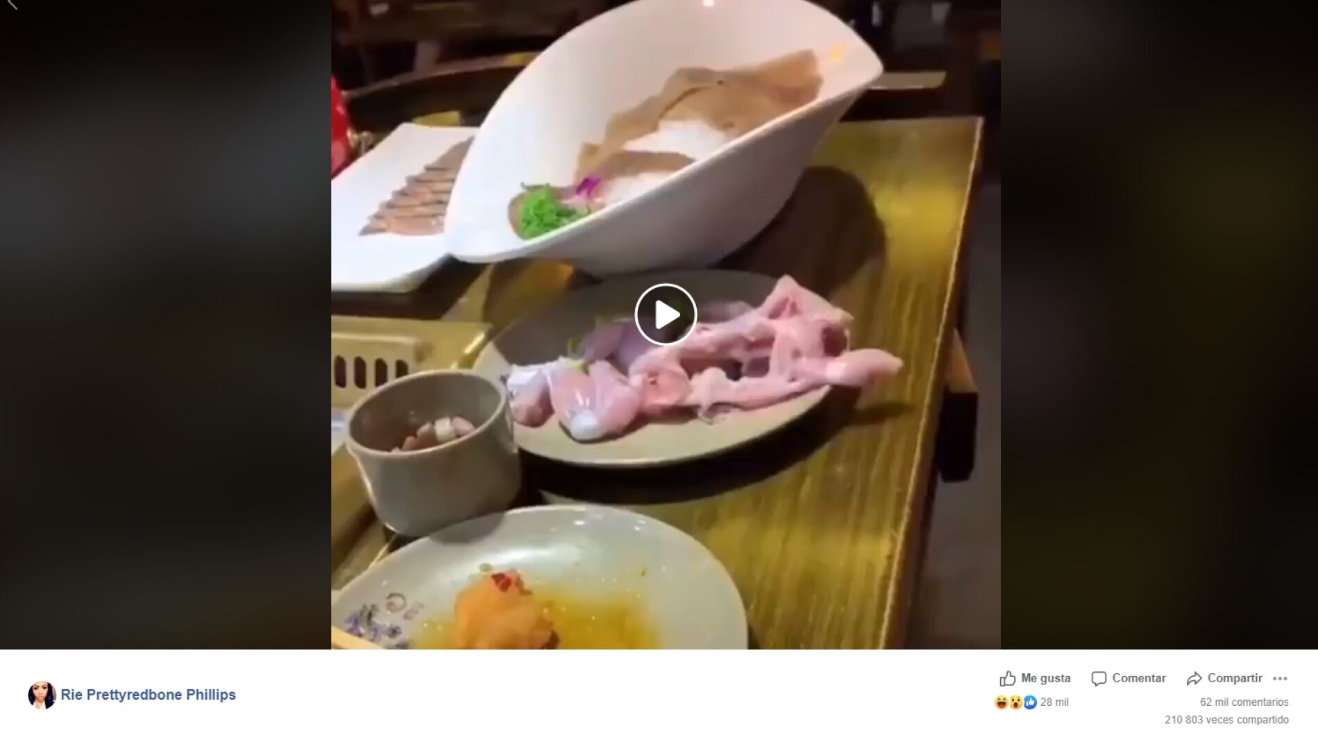 Pollo movi&eacute;ndose de la mesa