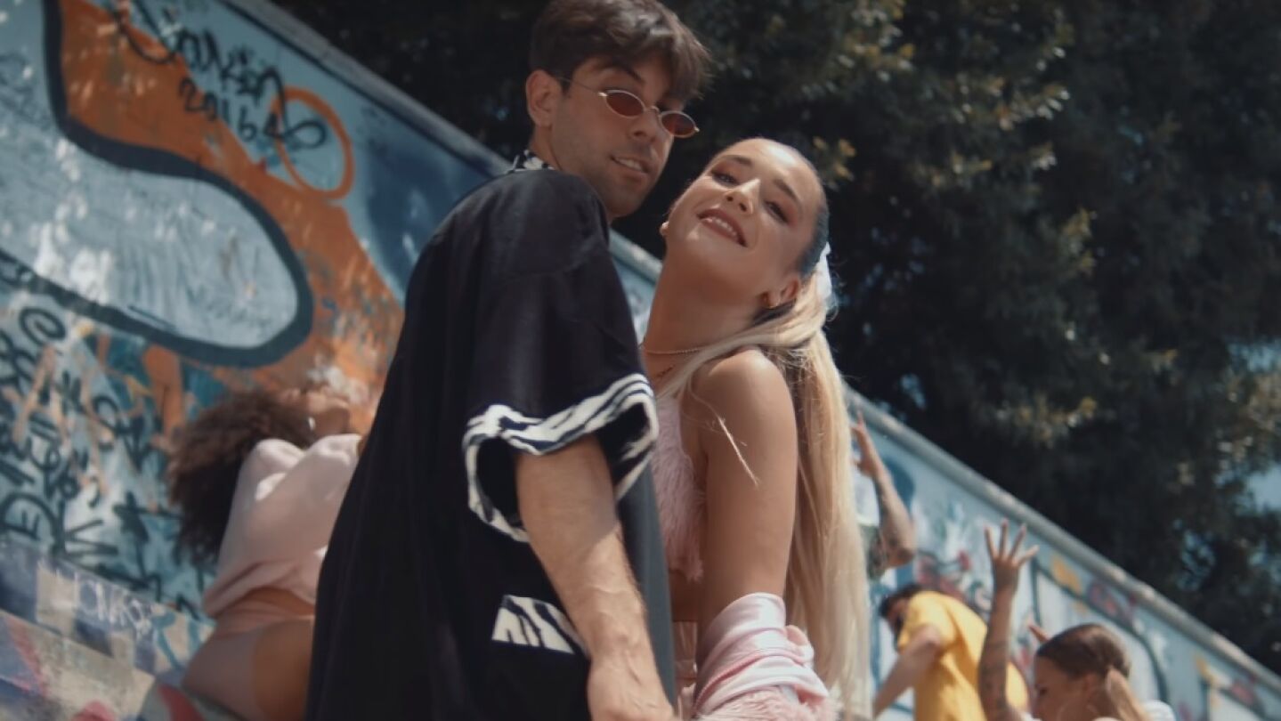 Lola Índigo y Don Patricio en el videoclip de "Lola Bunny"