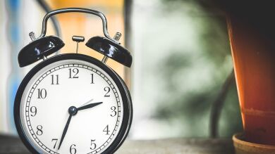 Llegaban tarde al trabajo porque el despertador no sonaba y flipan cuando colocan una cámara oculta