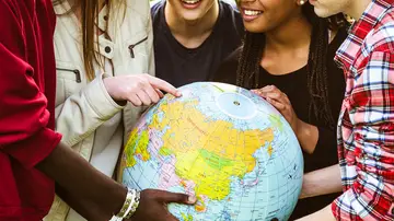 Grupo de amigos planeando un viaje Grupo de amigos planeando un viaje