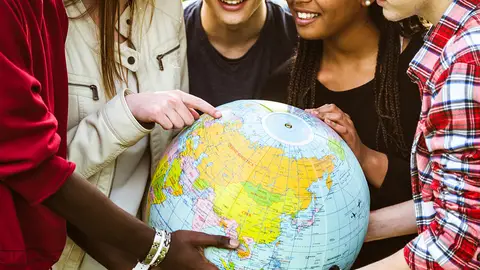 Grupo de amigos planeando un viaje Grupo de amigos planeando un viaje