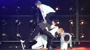 El grupo de K-Pop TXT durante una actuación