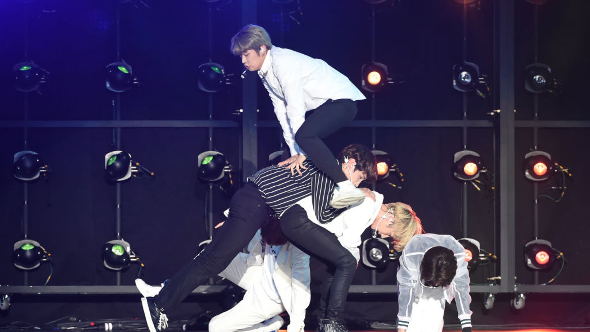 El grupo de K-Pop TXT durante una actuación
