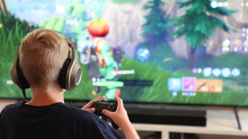 Un niño juega a Fortnite