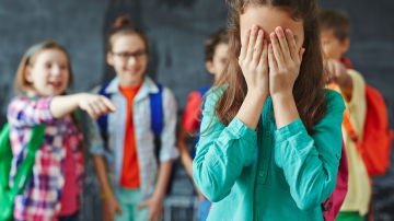 Niña sufriendo bullying