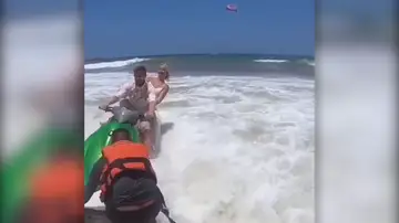 Novia se cae de una moto acuática