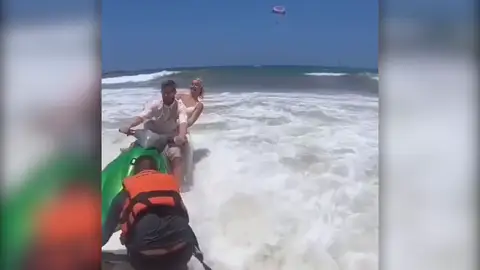 Novia se cae de una moto acuática Novia se cae de una moto acuática