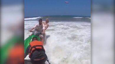 VÍDEO: Una novia se cae de una moto acuática el día de su boda