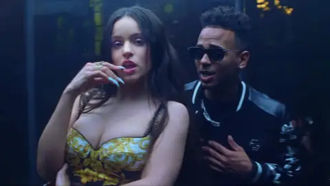 Videoclip de 'Yo x ti, tú x mí', de Rosalía y Ozuna Videoclip de 'Yo x ti, tú x mí', de Rosalía y Ozuna