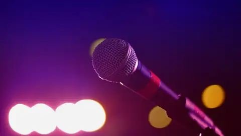Imagen de un micrófono en un karaoke Imagen de un micrófono en un karaoke