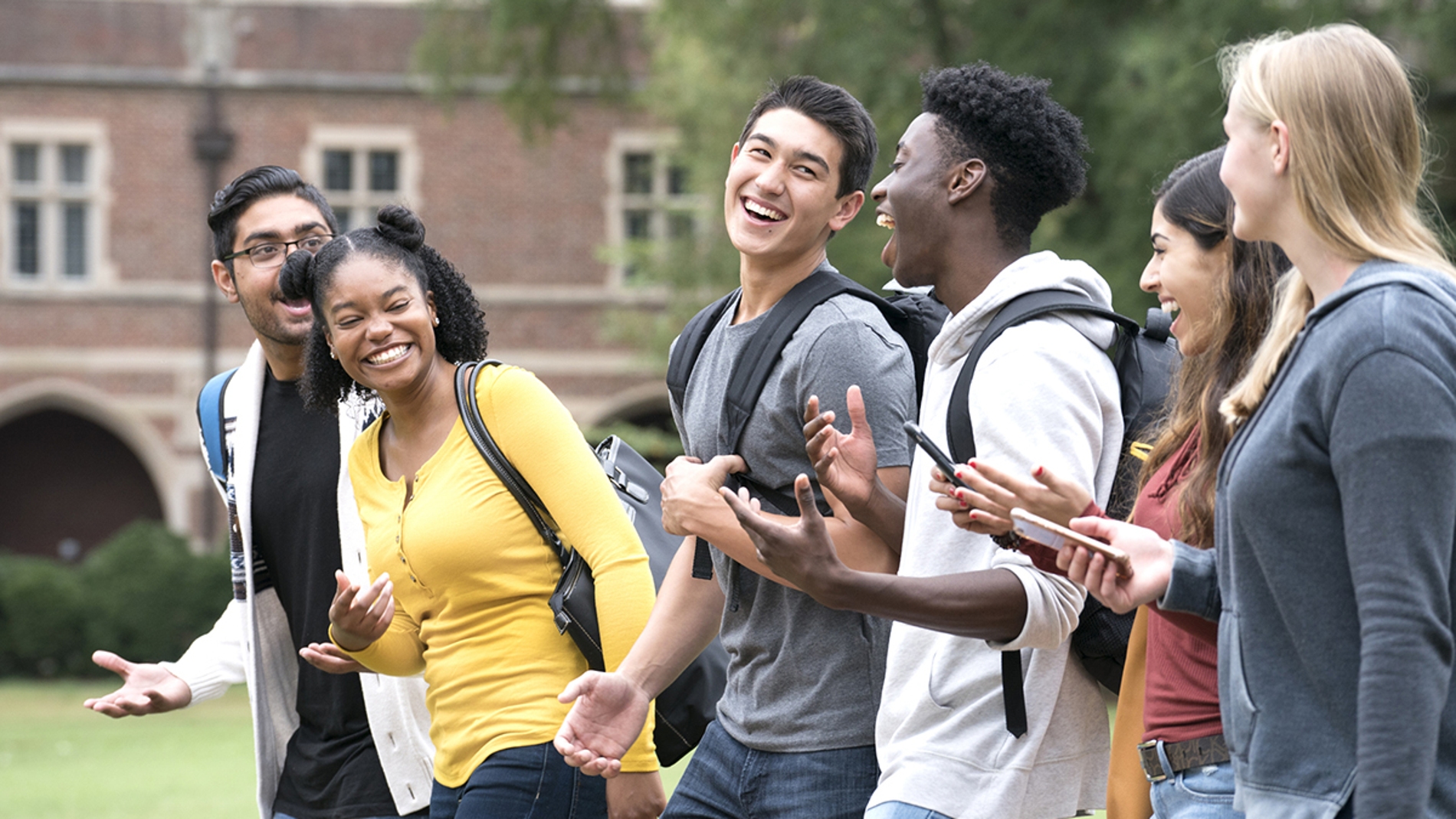 Grupo de amigos en la universidad