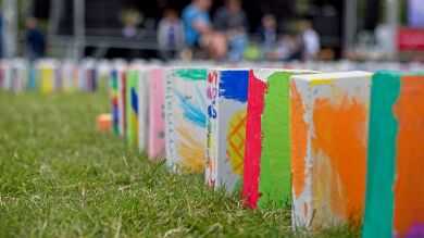 8 vídeos de cadenas gigantes de piezas de domino cayendo
