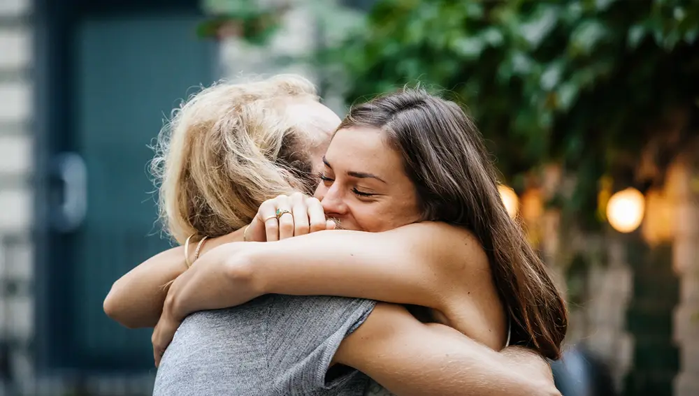 Abrazo entre amigos