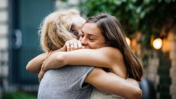 Abrazo entre amigos