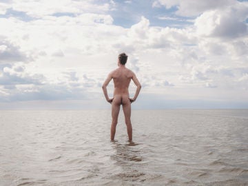 Hombre desnudo en la playa. 
