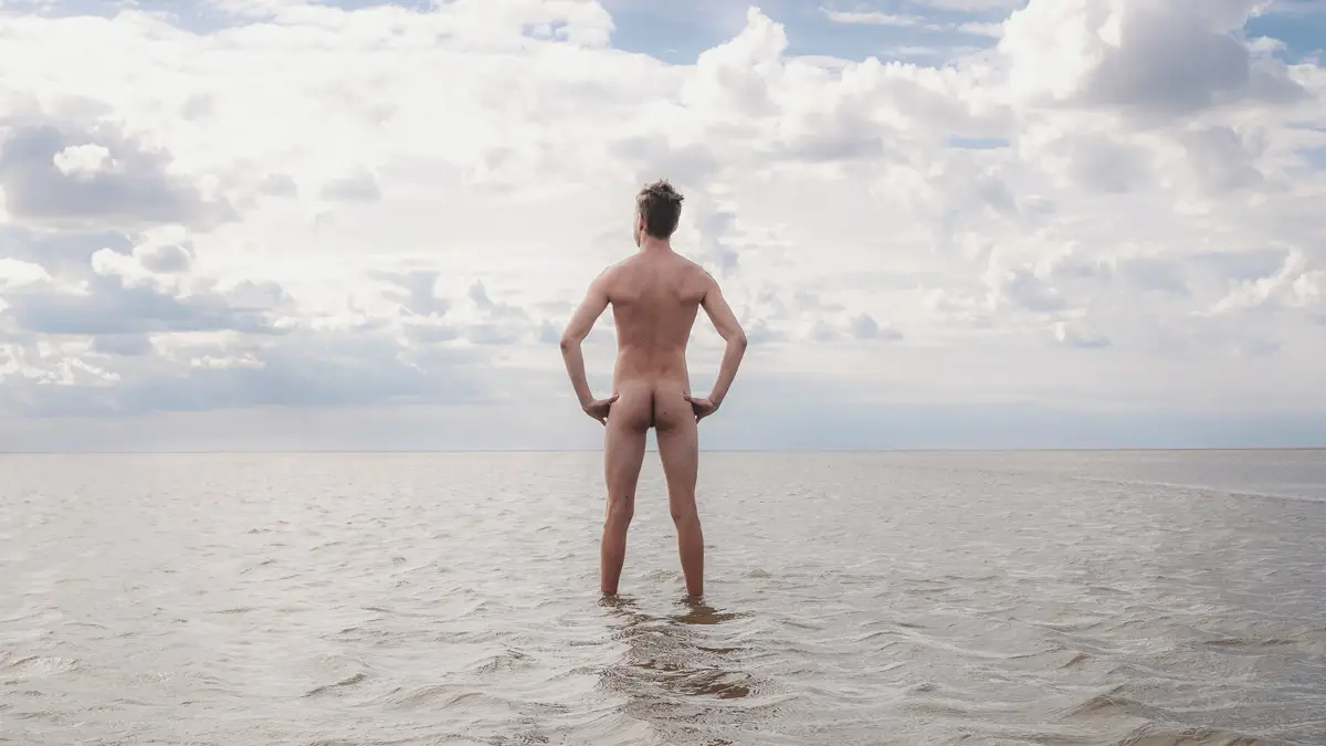 Hombre desnudo en la playa