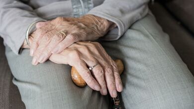 Una anciana de 82 años golpea con su muleta al ladrón que intenta robar en su tienda