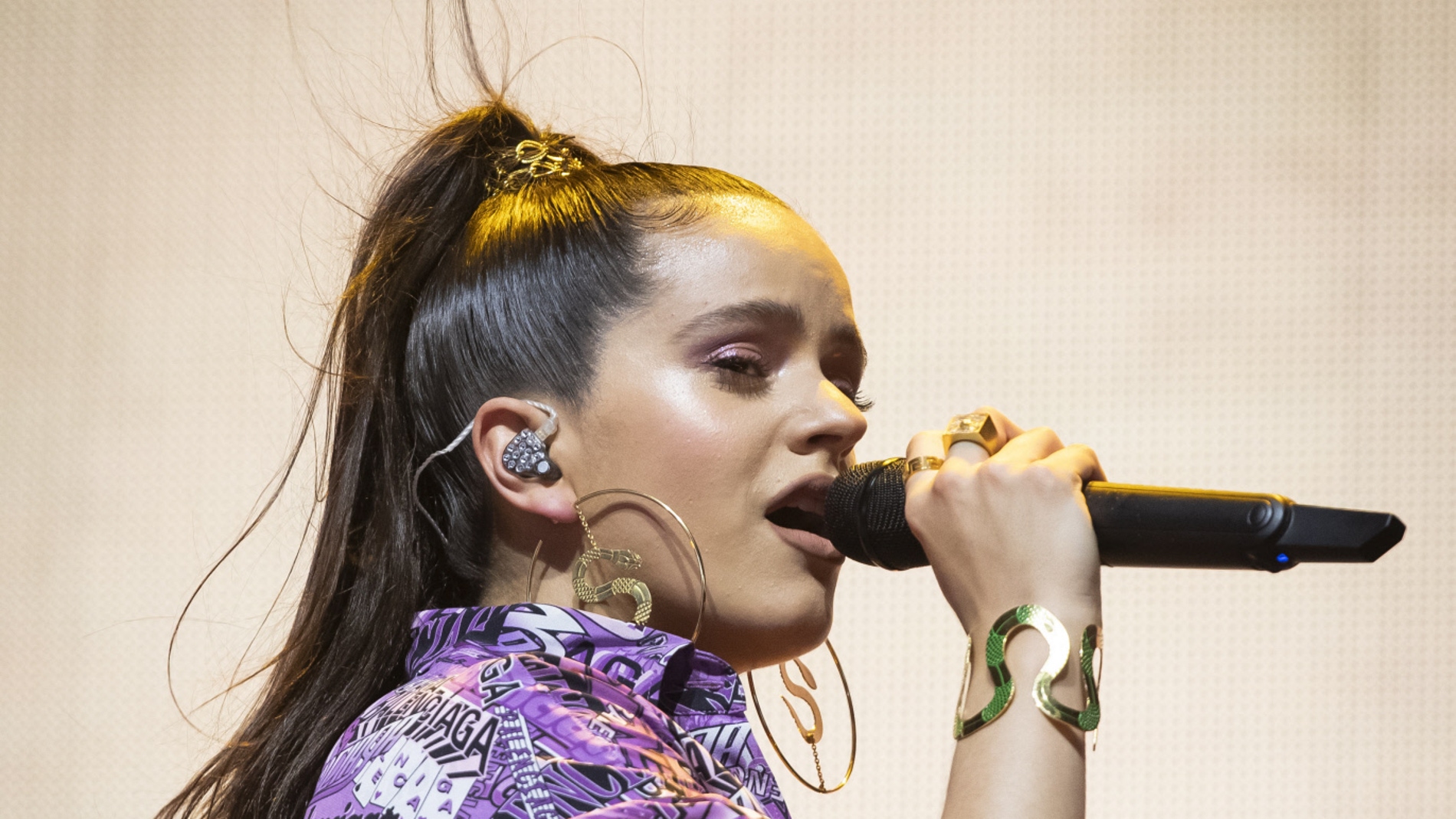 Rosalía en pleno concierto