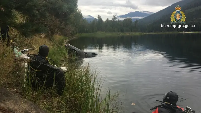 Policía canadiense en busca de una mujer desaparecida en un lago