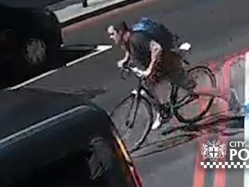 Ciclista propina un brutal cabezazo a un peatón 