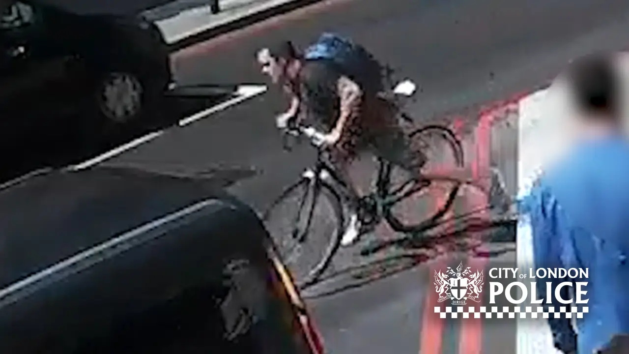 Ciclista propina un brutal cabezazo a un peatón 