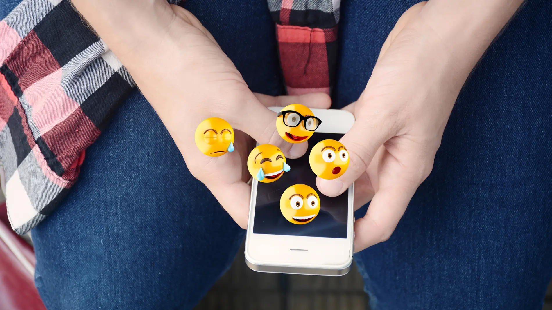 Emojis saliendo del móvil