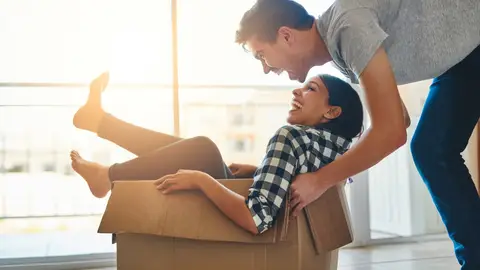 Pareja mostrándose complicidad Pareja mostrándose complicidad