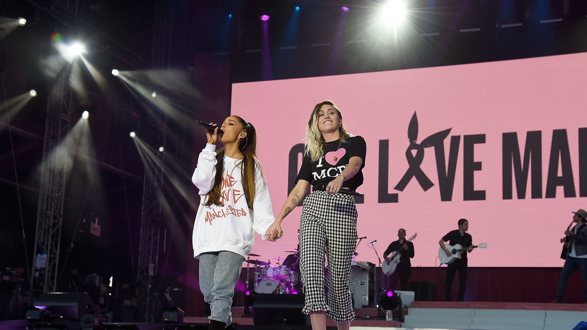 Miley Cyrus y Ariana Grande en un concierto