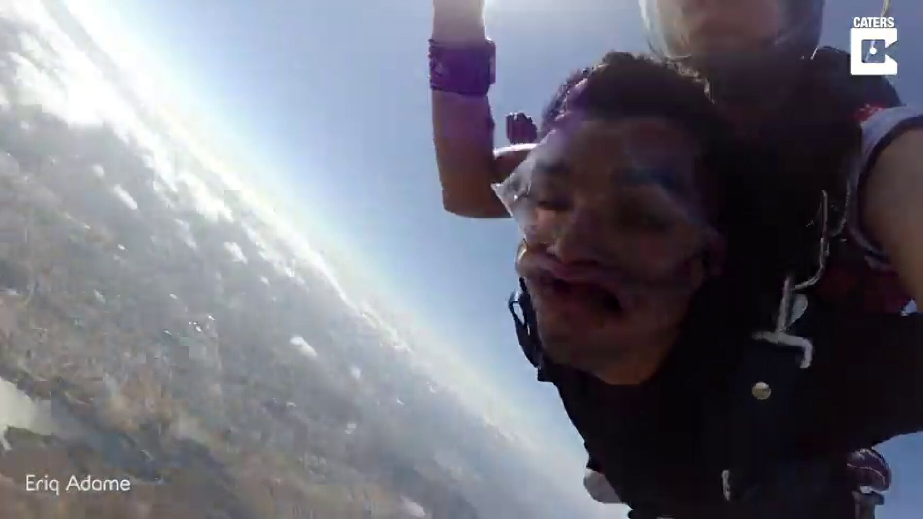 V&Iacute;DEO: Un marine de Estados Unidos se desmaya tres veces seguidas mientras hac&iacute;a paracaidismo