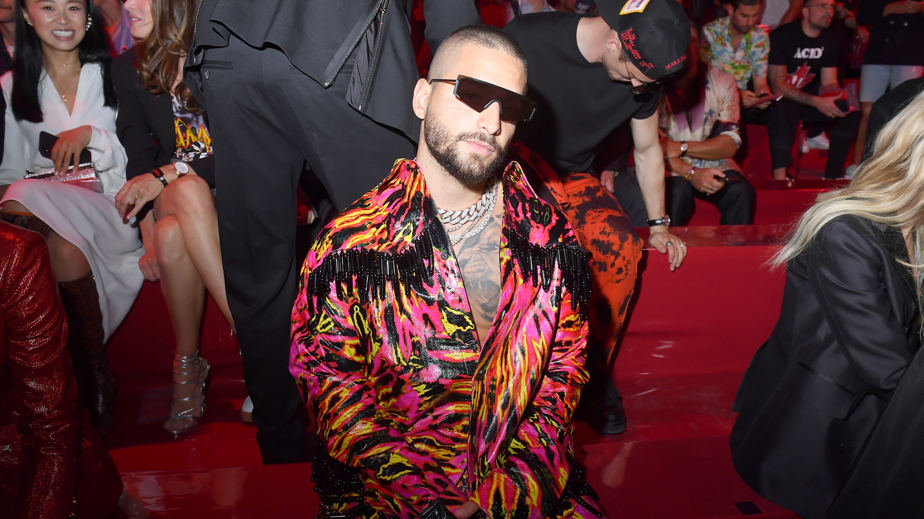 Maluma posando con sus características gafas de sol