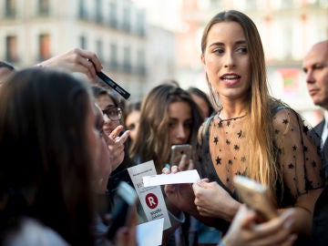 Paula Gonu rodeada por fans