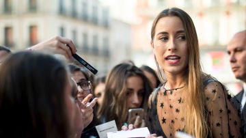 Paula Gonu rodeada por fans