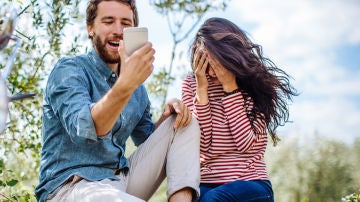 Pareja con móvil