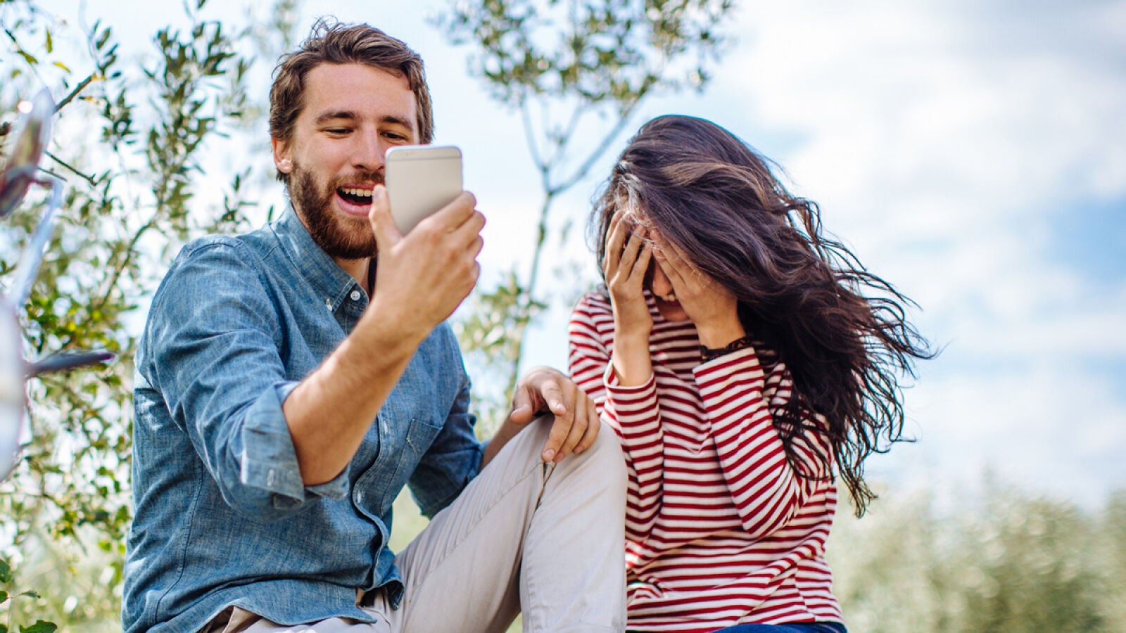 5 situaciones vergonzosas que te pueden suceder en un grupo de WhatsApp (y no vas a querer que te pasen)