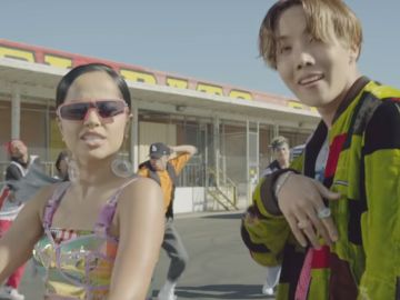 Becky G y j-hope de BTS en el videoclip de 'Chicken Noodle Soup'