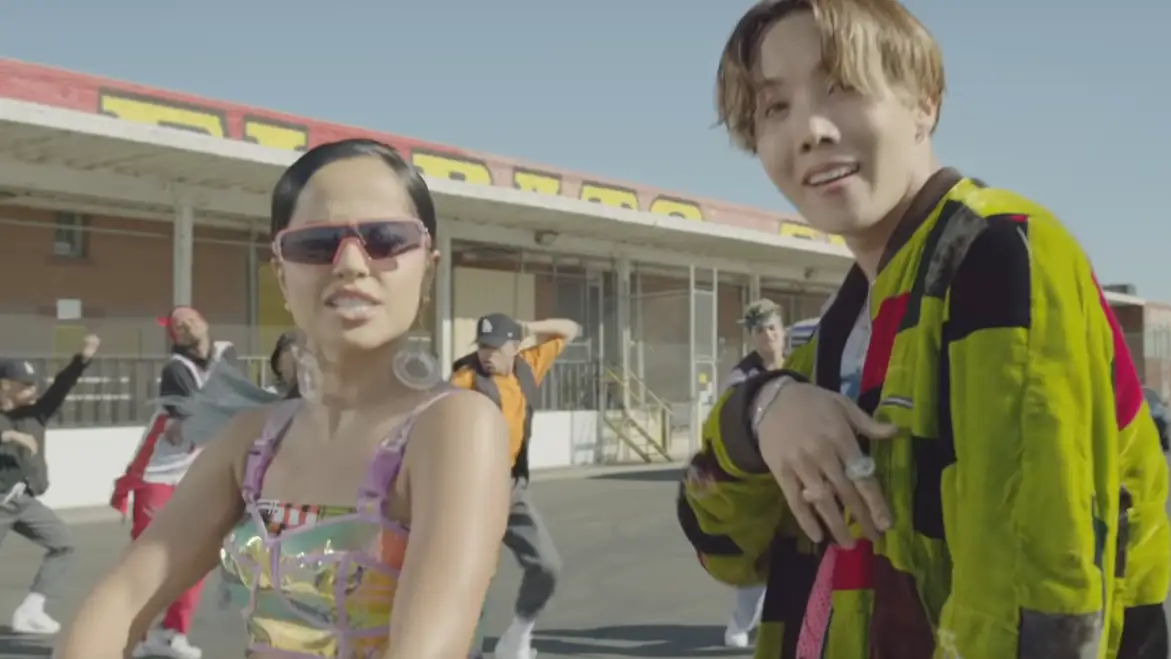 Becky G y j-hope de BTS en el videoclip de 'Chicken Noodle Soup'