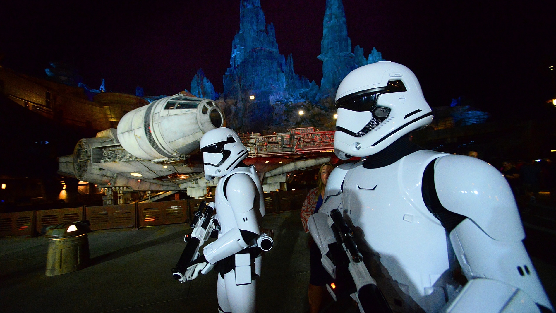 Dos stormtrooper vigilando el Halcón Milenario