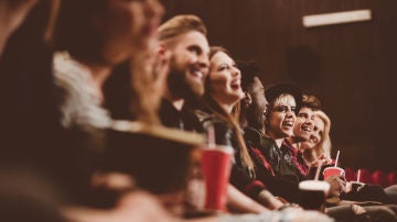 Grupo de amigos en una sala de cine