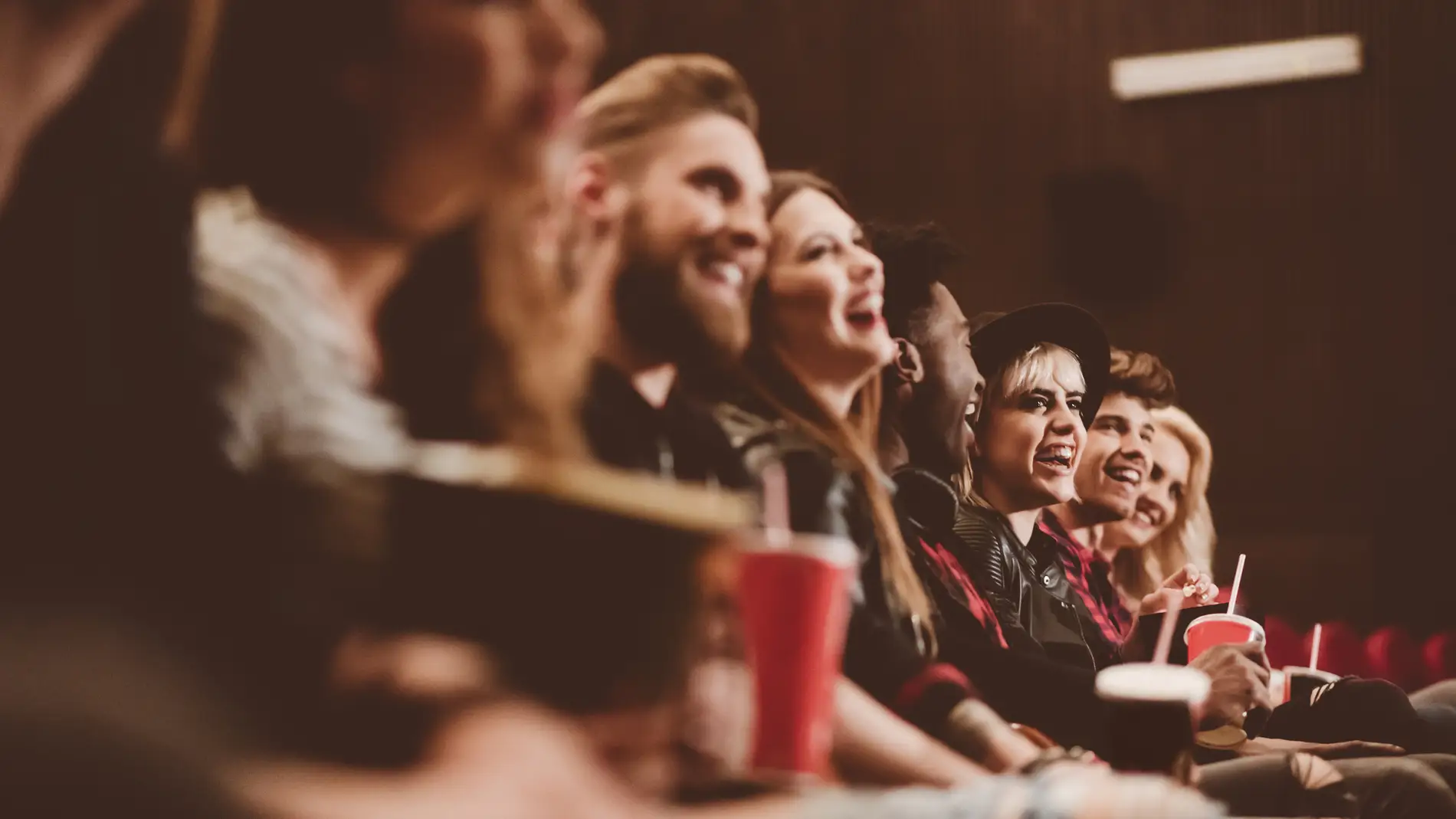 Grupo de amigos en una sala de cine