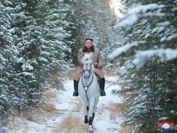 Fotograf&iacute;a suministrada por KCNA de Kim Jong-Un a caballo